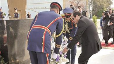 الرئيس السيسي يضع الزهور على النصب التذكاري لشهداء الشرطة