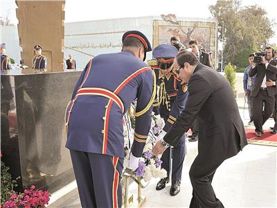 الرئيس السيسي يضع الزهور على النصب التذكاري لشهداء الشرطة