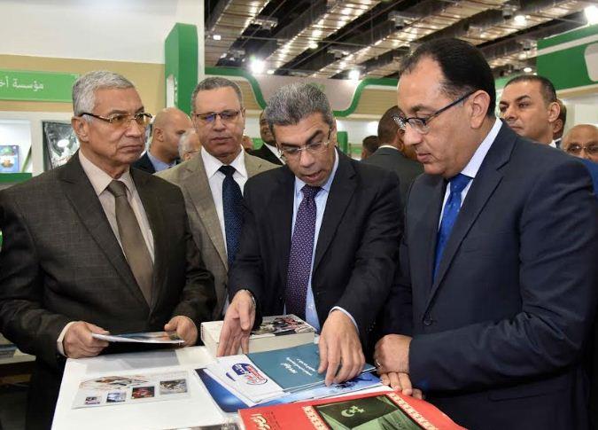 تفقد رئيس الوزراء لجناح مؤسسة أخبار اليوم بمعرض القاهرة الدولي للكتاب