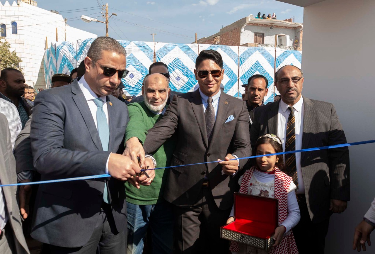 محافظ الفيوم ورجل الأعمال أحمد ابو هشيمة في افتتاح قرية خليفة يونس بالفيوم