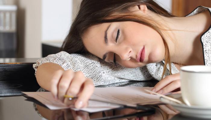 اسباب الخمول والتعب والرغبة الشديدة في النوم