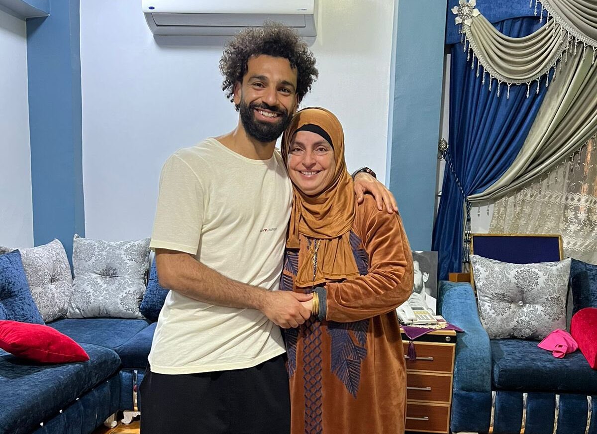 محمد صلاح مع والدته